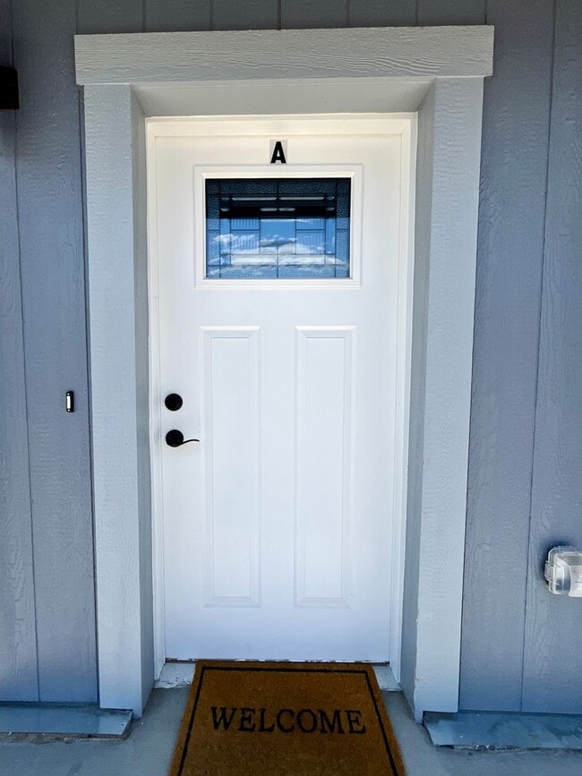 Building Photo - Fully Renovated Duplex in Central Longmont...