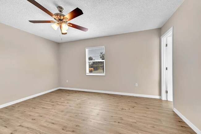 Building Photo - 6913 Voltaire Dr