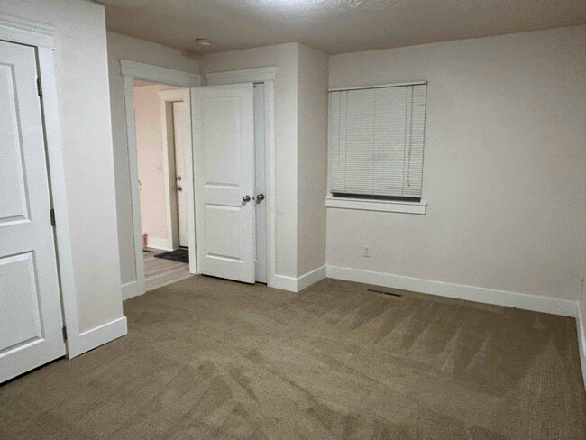 Building Photo - 269 S 400 W