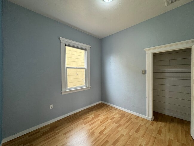 Building Photo - Three Bedroom House in Visitacion Valley