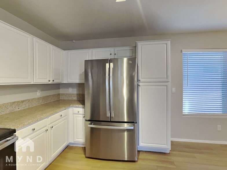 Building Photo - 43722 Bedford Dr