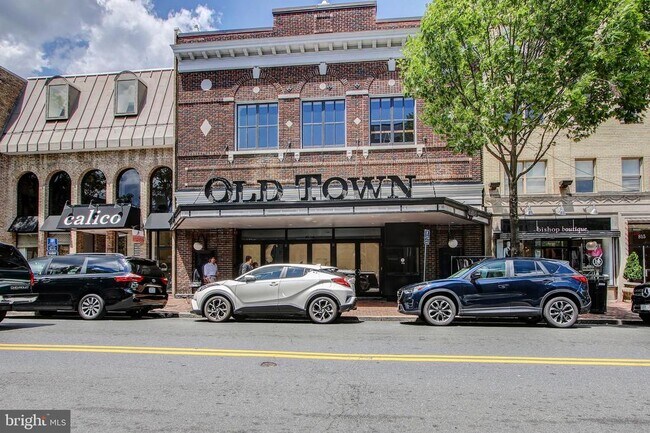 Building Photo - 906 S Washington St