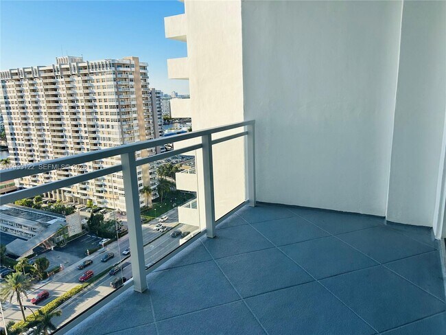 Building Photo - 2030 S Ocean Dr