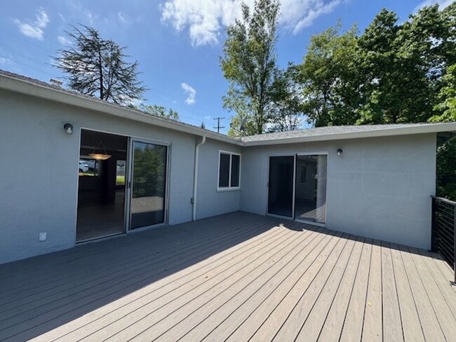 Building Photo - Charming single level home in Parkmead neighborhood