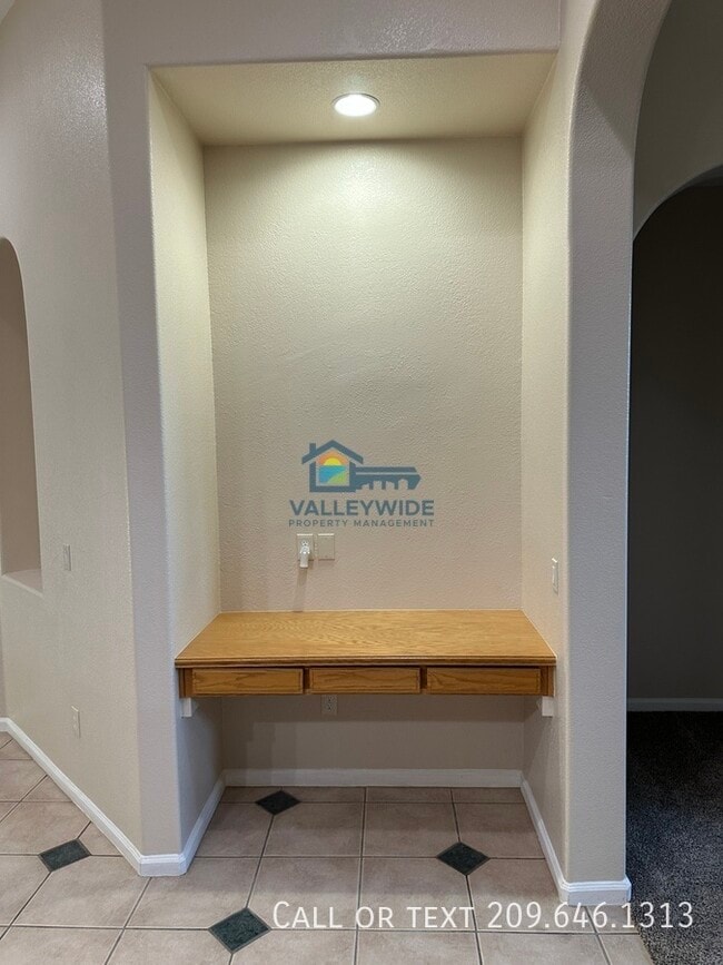 Building Photo - 2555 Crestmore Cir