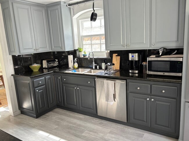 Building Photo - 1845 Pandora Ave