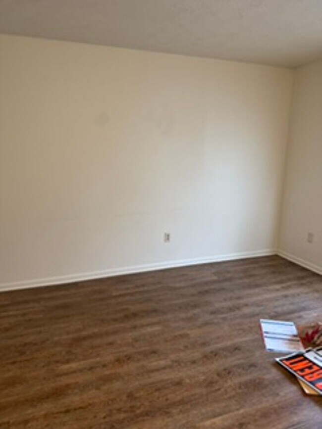 Building Photo - 834 Sussex Pl