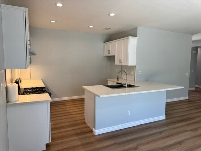 Building Photo - Gorgeous Remodeled 3+2 - $3000