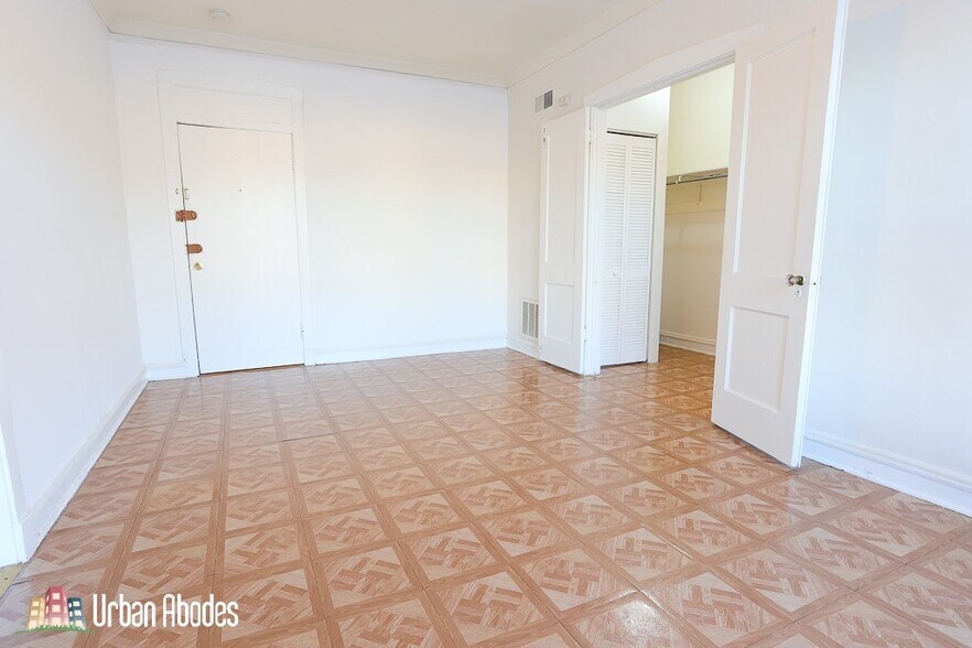 Building Photo - 2234 W Wilson Ave