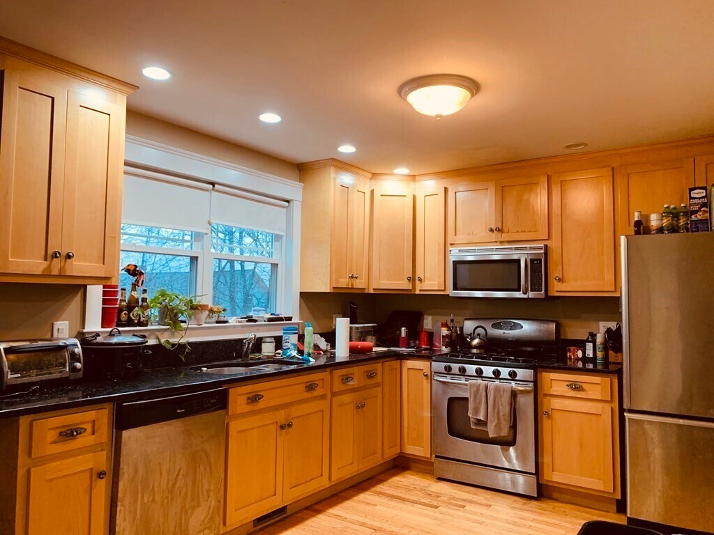 Building Photo - 27 Iroquois St