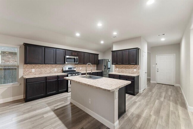 Building Photo - 14077 Lake Cres Dr