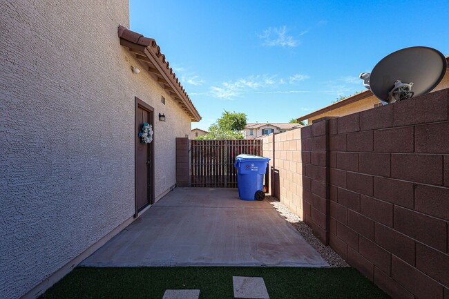 Building Photo - 2744 E Donato Dr
