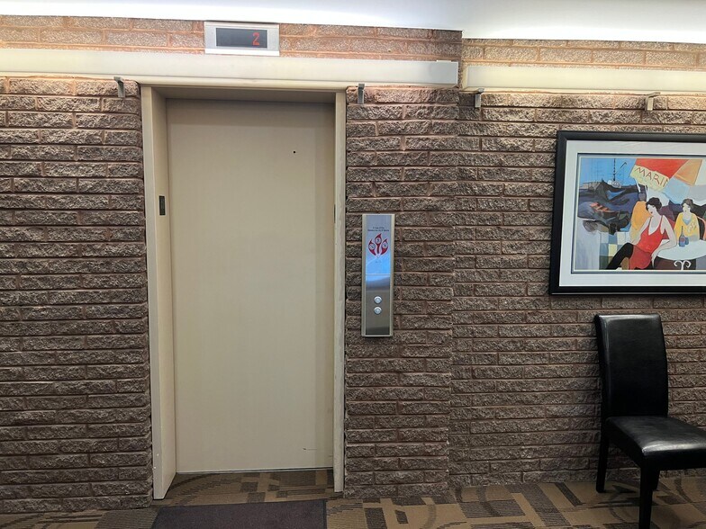 Building Photo - 2025 E Greenwich Ave