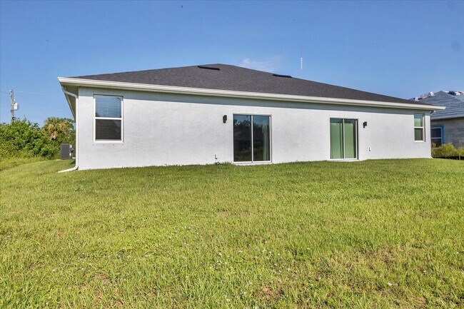 Building Photo - Brand new Duplex stocked with upgrades