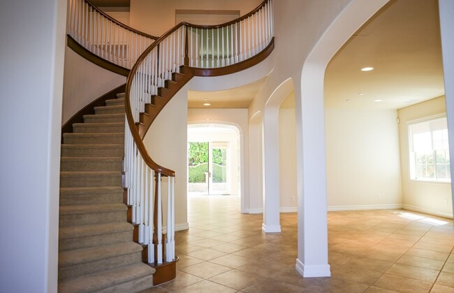 Building Photo - SPECTACULAR GATED HOME IN CATANIA COMMUNIT...
