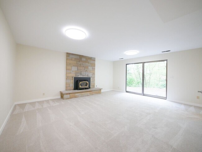 Building Photo - 3 Bed and 3 Bath Plus Office Private Singl...