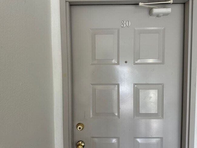 Building Photo - 2 Bedroom 2 bath home with water and mount...