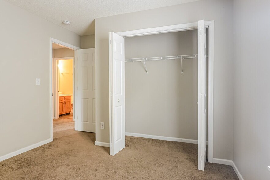 Building Photo - 4261 Village Bend Dr