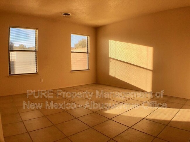 Building Photo - 4905 Kingsway Dr
