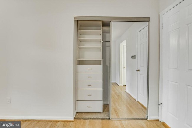 Building Photo - 1809 N Uhle St