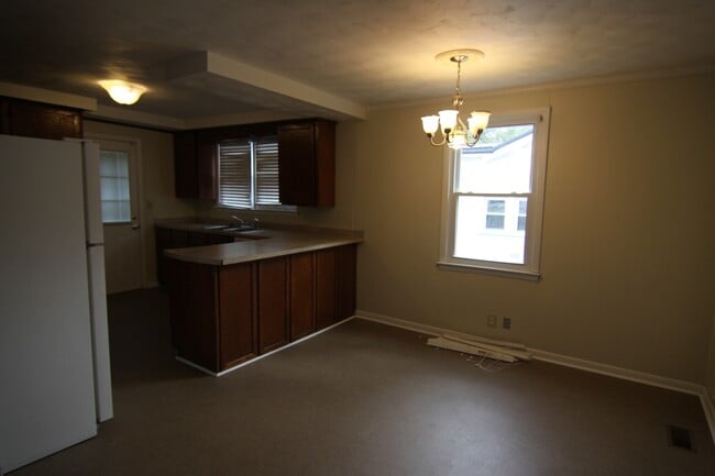 Building Photo - 3 Bedroom Home For Rent Near Downtown Clar...