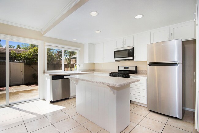 Building Photo - Live by the Lakeside -  Upgraded Spacious TOWNHOME in Lakeside Park