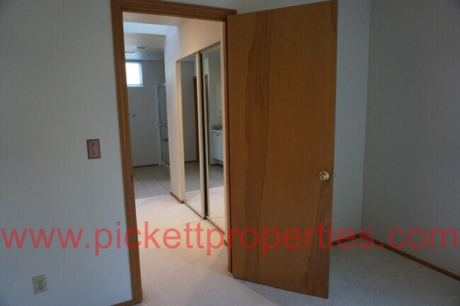 Building Photo - 12731 Plateau Cir NW