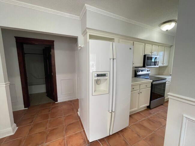 Building Photo - 25 S Onota St