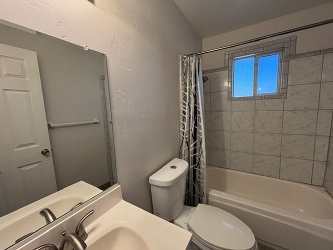 Building Photo - 3 Bedroom - 2 Bath Home