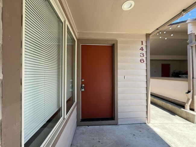 Building Photo - Bright and Airy Home with Stainless Steel Kitchen, Vaulted Ceilings & Washer + Dryer