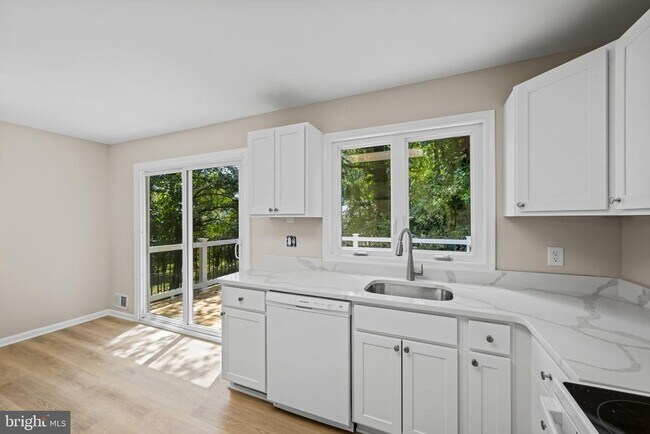 Building Photo - 908 Country Terrace