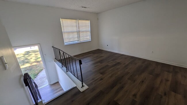 Building Photo - Charming 5 Bed/2 Bath home in Riverdale!