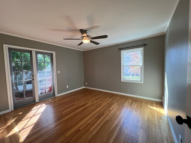 Building Photo - 2 Bedroom/1 Bath Available in Oakland!