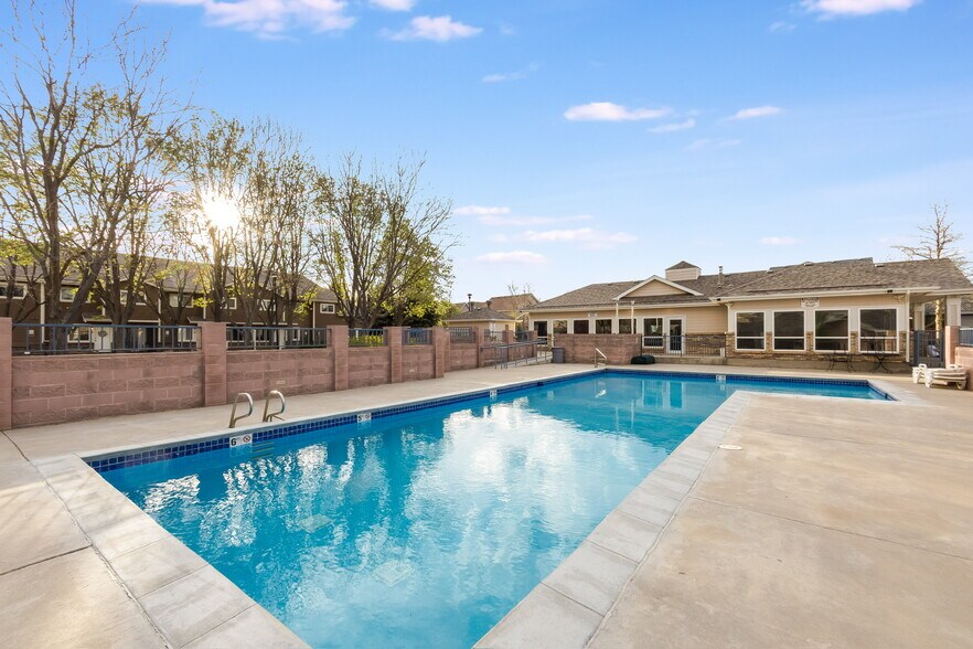 Building Photo - 1601 Great Western Dr