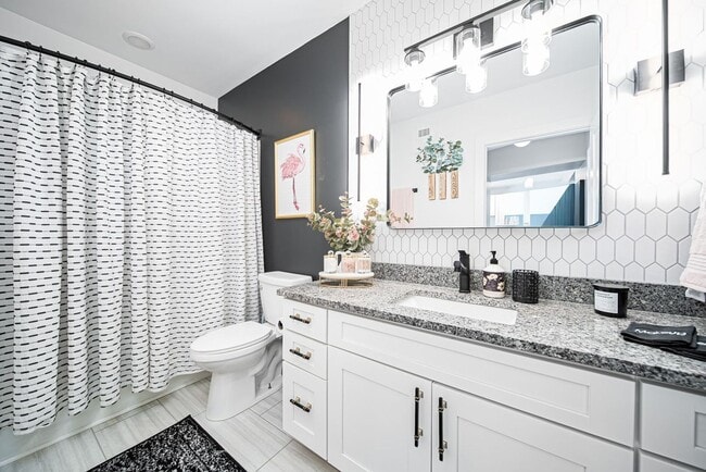 Building Photo - Fully Furnished 1 Bedroom in the heart of ...