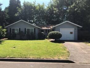 Building Photo - 3 bedroom home with large bonus room and f...