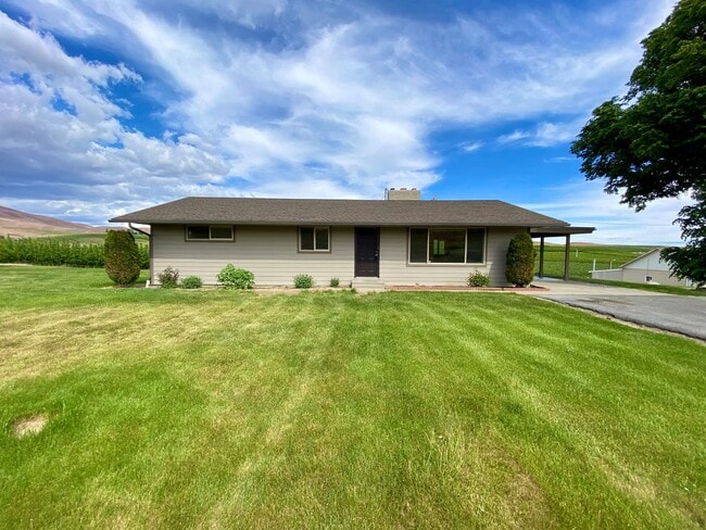 Building Photo - Charming Country Home