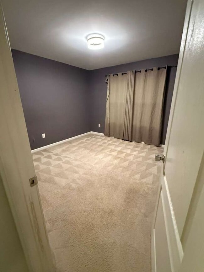 Building Photo - Stunning Home with Private Pool in Manchester