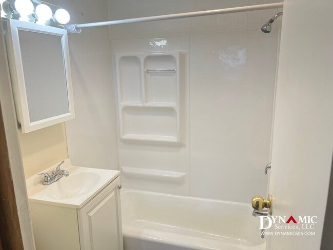 Building Photo - Upper Level 1 Bedroom, 1 Bathroom Apartmen...