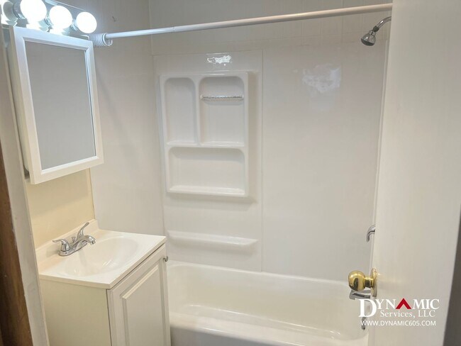 Building Photo - Upper Level 1BD/1BA Apartment - Tenant Pay...