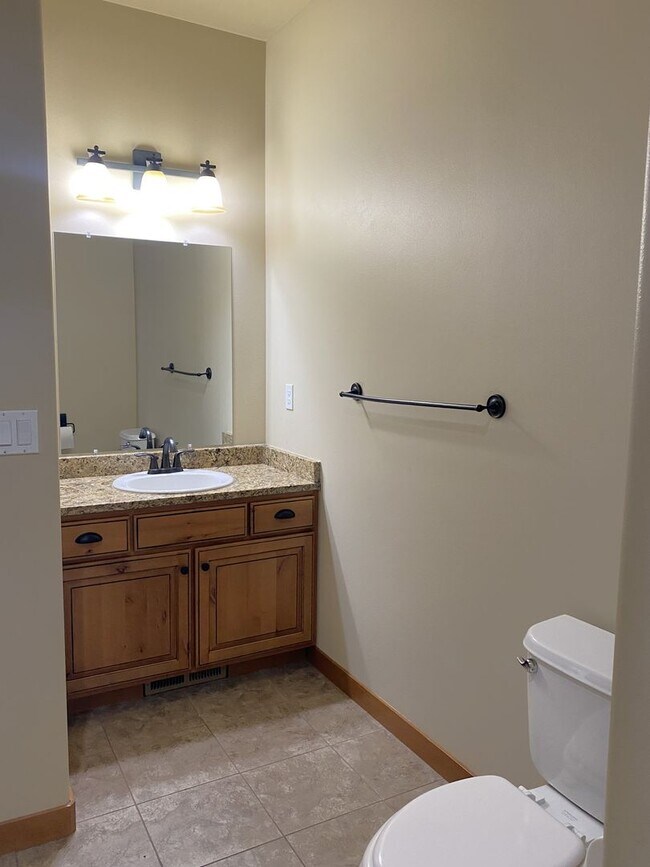 Building Photo - 566 Village Dr