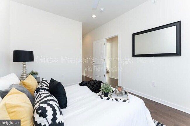 Building Photo - 2142 Kensington Walk