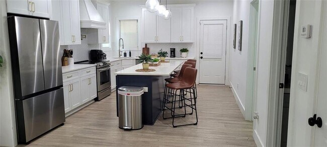 Building Photo - 987 Fair St SW