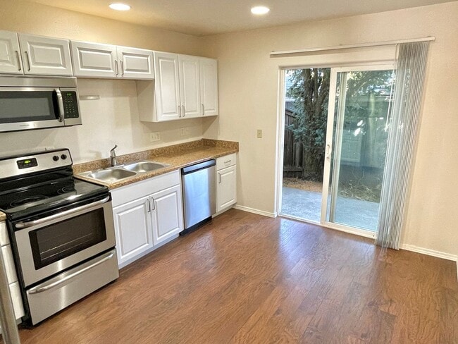 Building Photo - St. Johns Neighborhood Rowhouse with Detached Garage, Private Back Patio