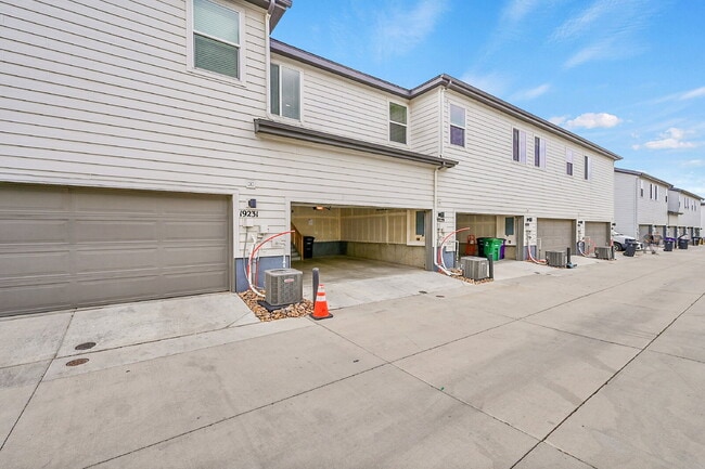 Building Photo - $2,295.00, 2 bed, 2.5 bath located in Denver