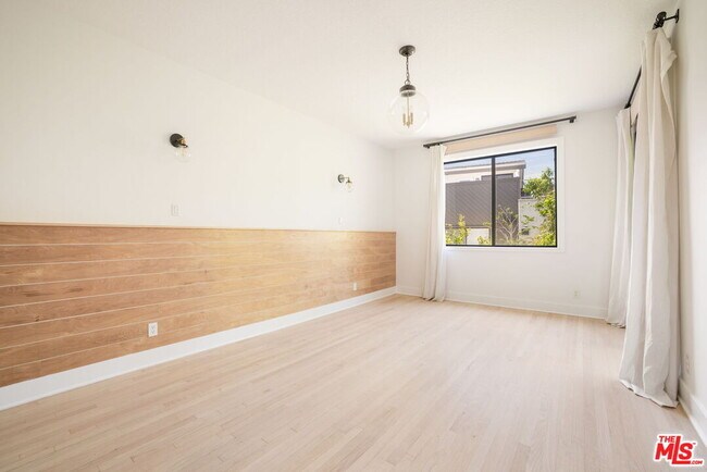Building Photo - 502 San Vicente Blvd