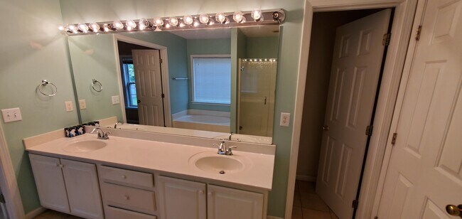 Full Bathroom - 412 Collingsworth Ln