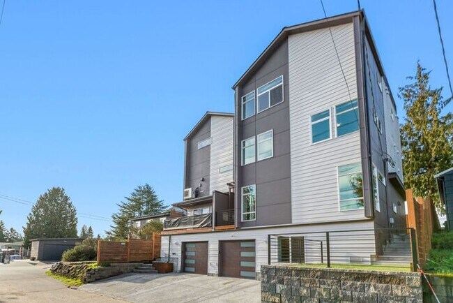 Building Photo - Newly Built Air-Conditioned Luxury Townhome in Highly Desired Admiral