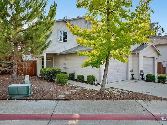 Building Photo - This is a lovely halfplex with 2 stories, 3 bedrooms, and 2.5 bathrooms in a quiet HOA neighborhood