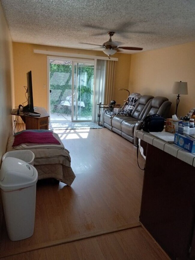 Building Photo - Three Bedroom Two Bath near Reed High